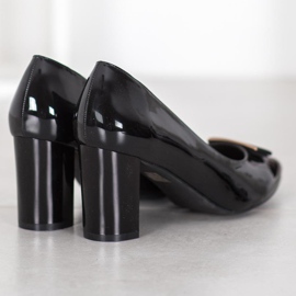 Sergio Leone Décolleté eleganti su un pilastro nero 1