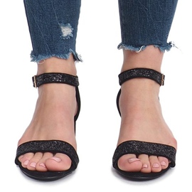 Sandali neri sul post Montana nero 1