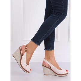 Sandali su una zeppa beige R132P Beige 2