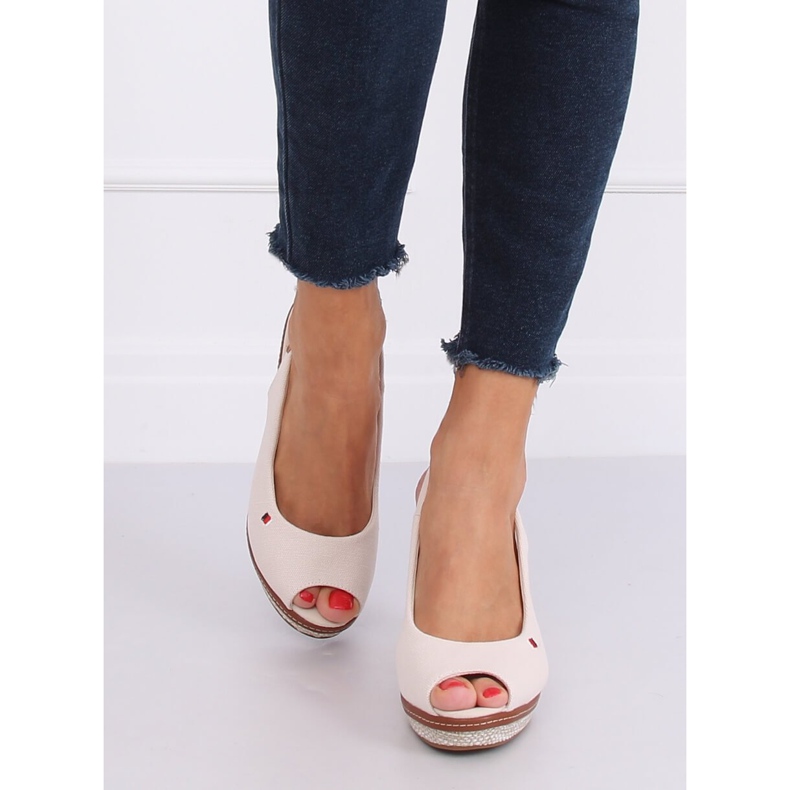 Sandali su una zeppa beige R132P Beige 1