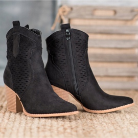 Seastar Cowgirl traforate su un pilastro nero 1