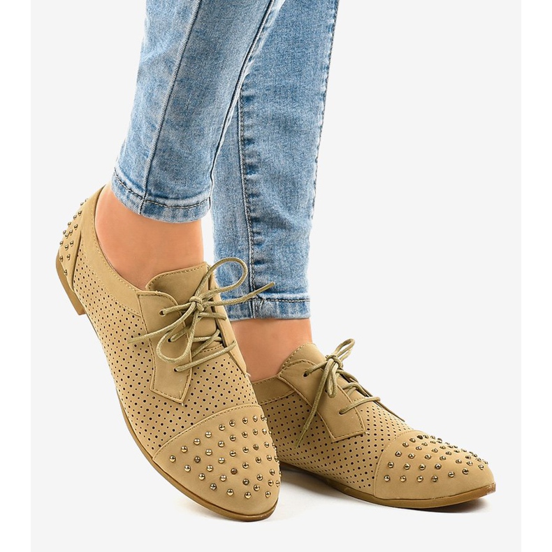 Scarpe traforate beige con borchie MJ1125 2