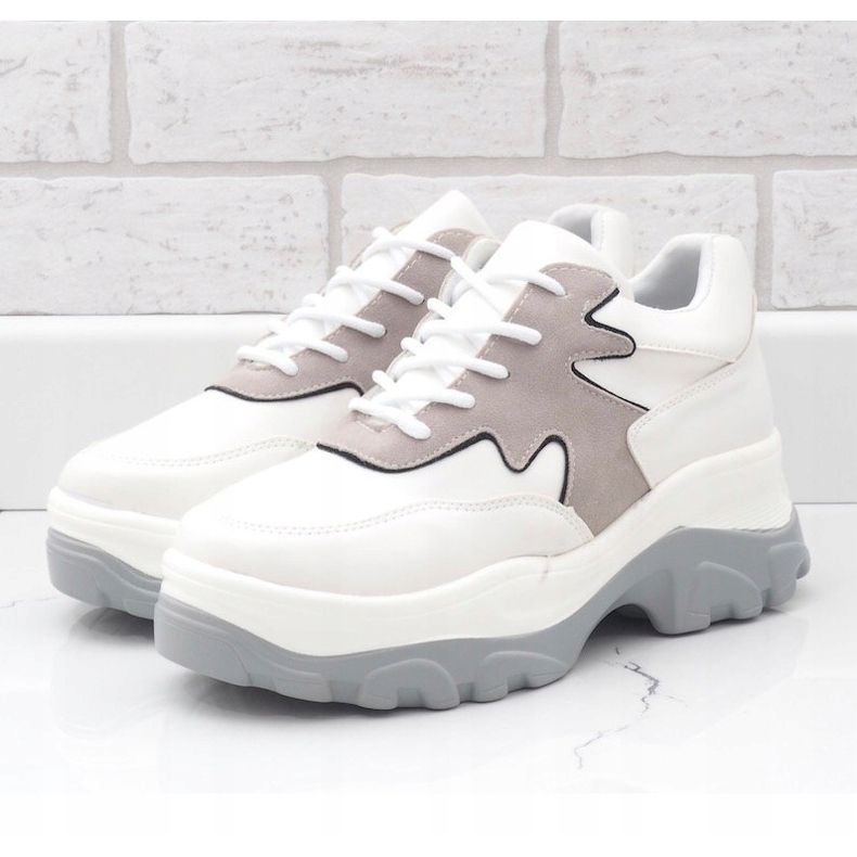 Sneakers sportive bianche e grigie in ecopelle E3260 bianca grigio 1