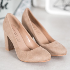 SHELOVET Pompe classiche su un pilastro beige 1