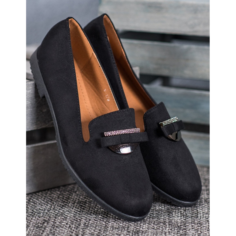Miss Laura Signori con ornamento nero 1