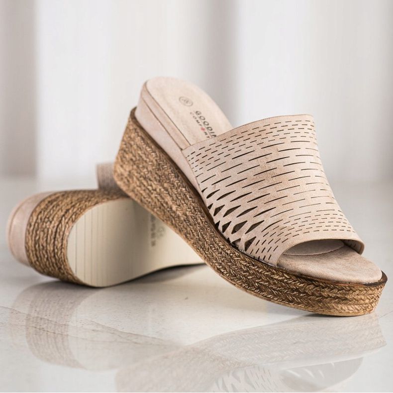 Goodin Pantofole con zeppa traforata beige 1