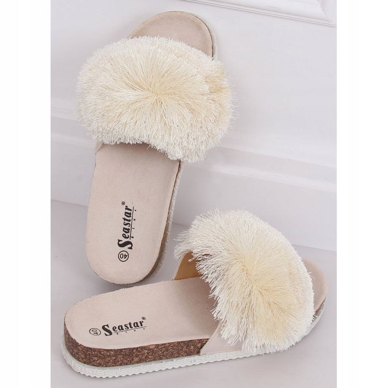 Pantofole beige con pompon BG57P Beige 1