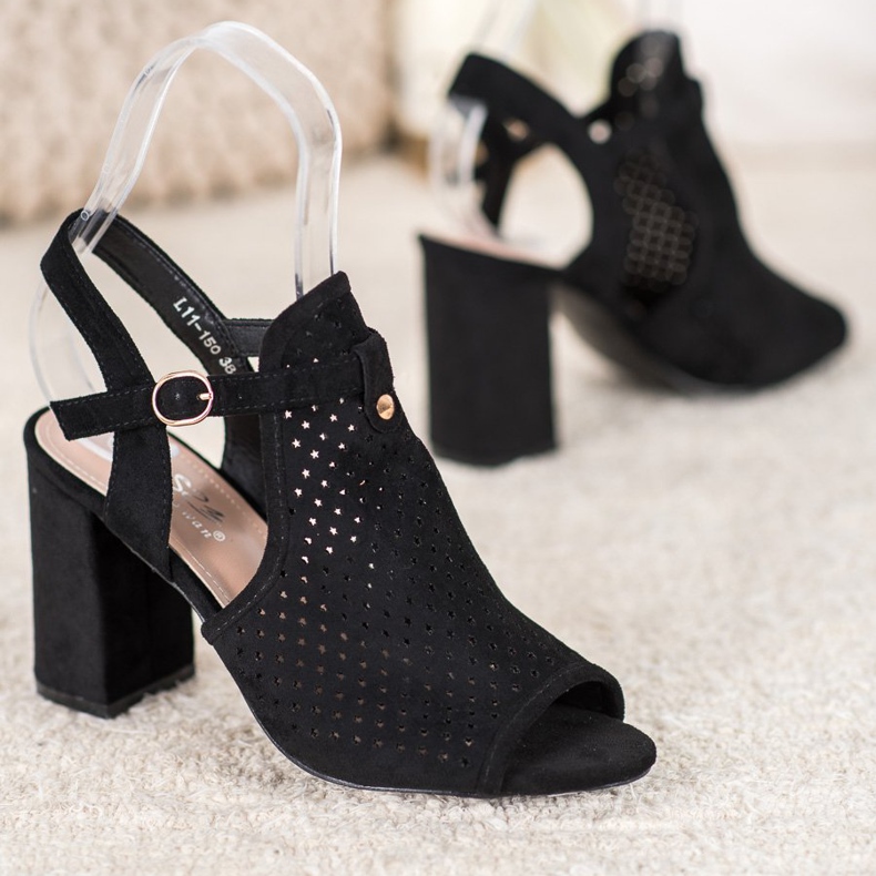 Small Swan Sandali traforati in stelle nero 2