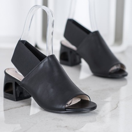 Goodin Scarpe senza lacci su un palo nero 1