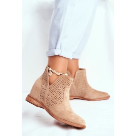 Stivali da donna con tacco piatto in camoscio traforato sfumature beige 1