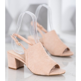 Small Swan Scarpe beige su un bar 1