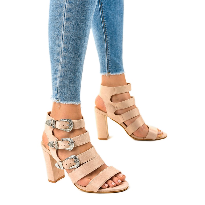 Sandali beige su un palo con fibbie 8022 1