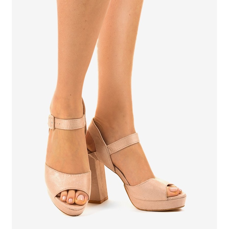 Sandali beige su un camoscio post 77-102 1