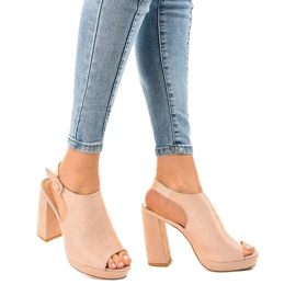 Stivali in camoscio beige sul post 77-103 1