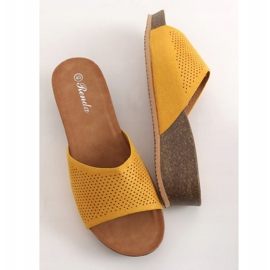 Pantofole su zeppe basse miele 10-238 Giallo 1