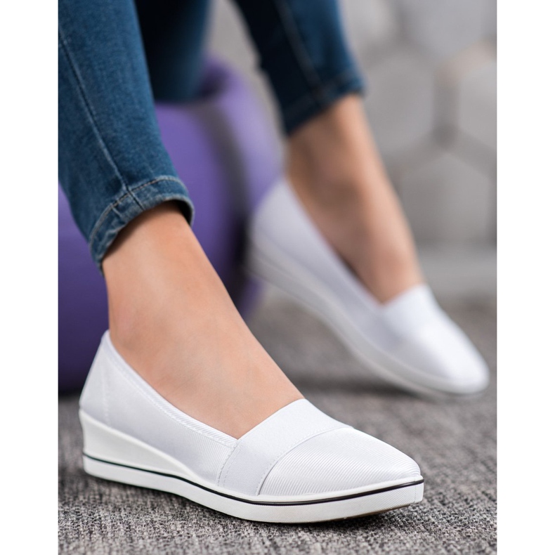 Renda Slipons bianchi su un cuneo bianca 1