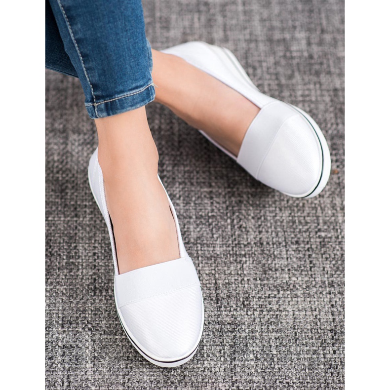 Renda Slipons bianchi su un cuneo bianco 2