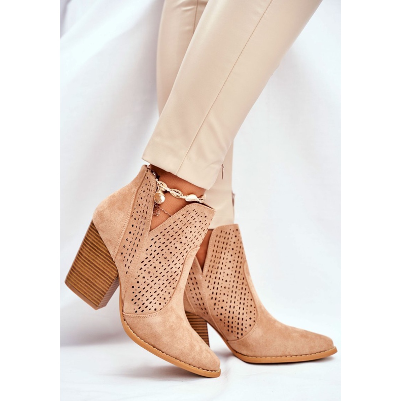 Stivali da donna con tacco in camoscio traforato sfumature beige 1