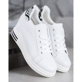 SHELOVET Scarpe sportive su una zeppa bianca 2