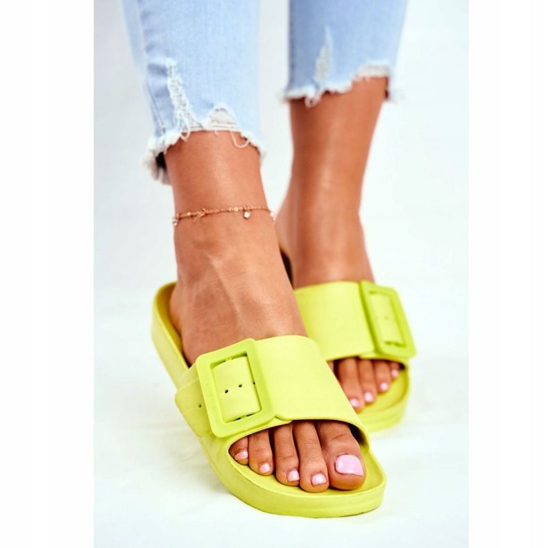 Pantofole da donna Big Star con fibbia verde FF274A390 2