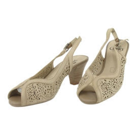 Sandali in pelle traforati Caprice 29606 beige 2