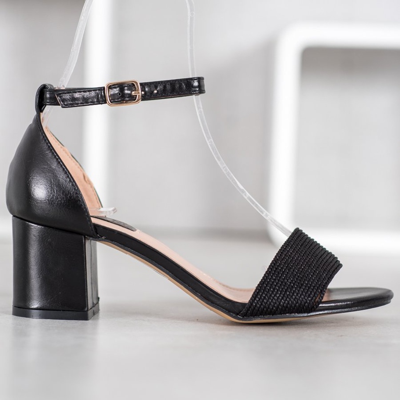 Nio Nio Sandali alla moda su un bar nero 2