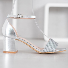 Nio Nio Sandali alla moda su un bar grigio 2