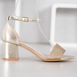 Nio Nio Sandali alla moda su un bar giallo 2