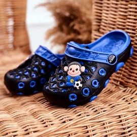 Pantofole per bambini in schiuma Crocs Black Monkey Footballer nero blu 1