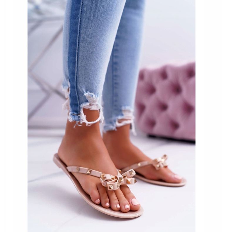 Lu Boo | Infradito in gomma beige con borchie Rocky 1
