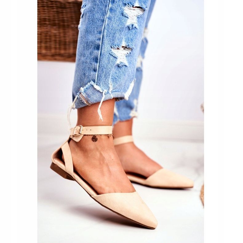 PS1 Ballerine beige da donna su una cintura con Allison Spitz 1