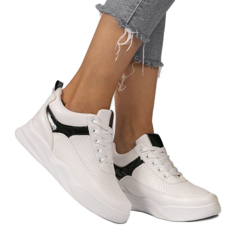Sneakers bianche traforate sulla zeppa 85-429 bianco nero 1