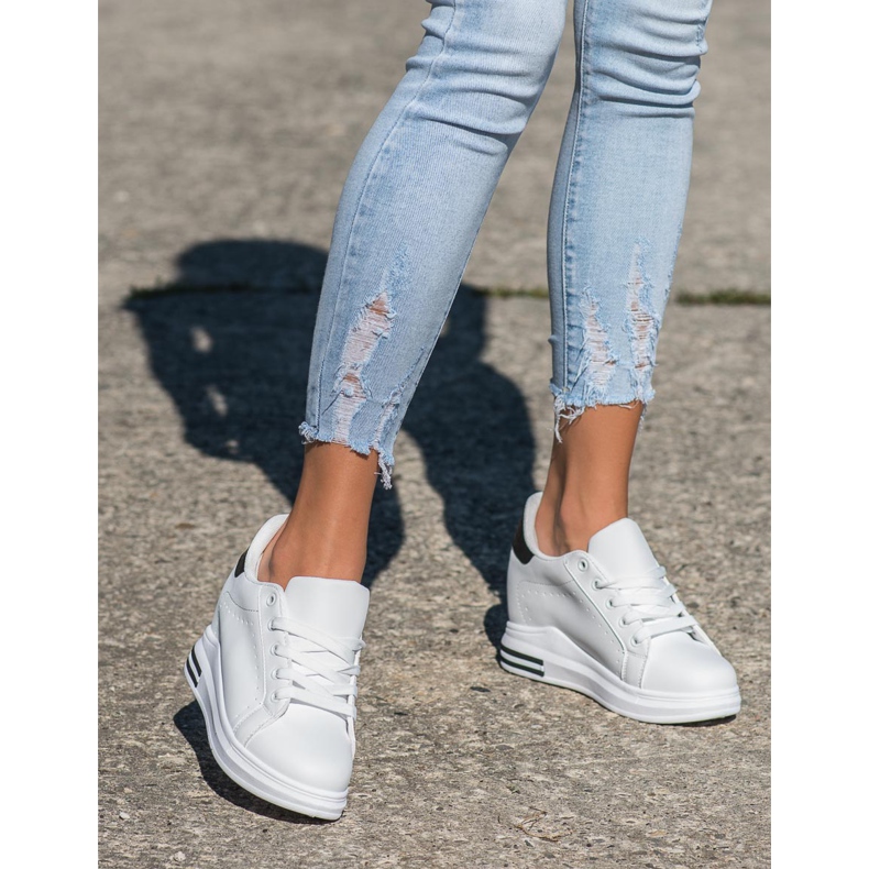 SHELOVET Scarpe sportive su una zeppa bianca 1