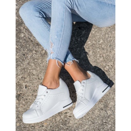 SHELOVET Scarpe sportive su una zeppa bianca 1