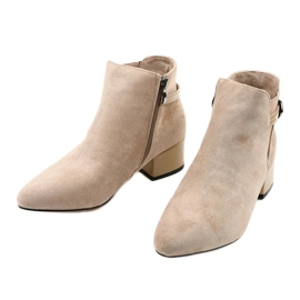 Stivali beige con un piccolo post di Brizaris 2