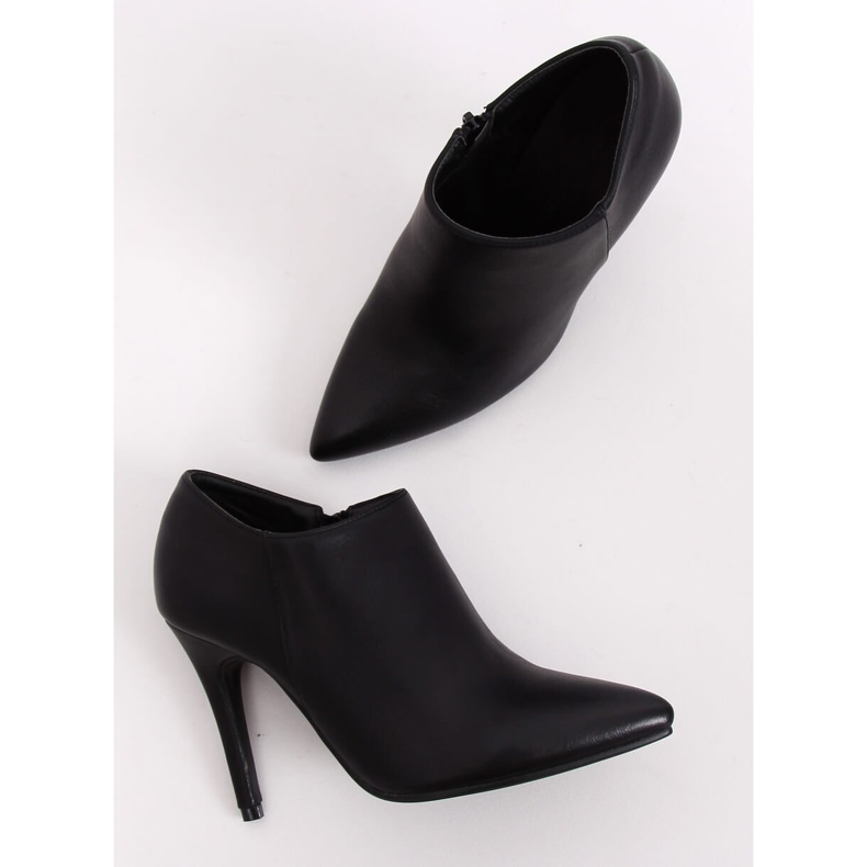 Scarpe in pelle nera su una spilla TX-1850-1 Black nero 1