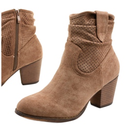 Stivaletti in suede kaki sul post di Delalise cachi 1