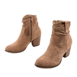 Stivaletti in suede kaki sul post di Delalise cachi 2