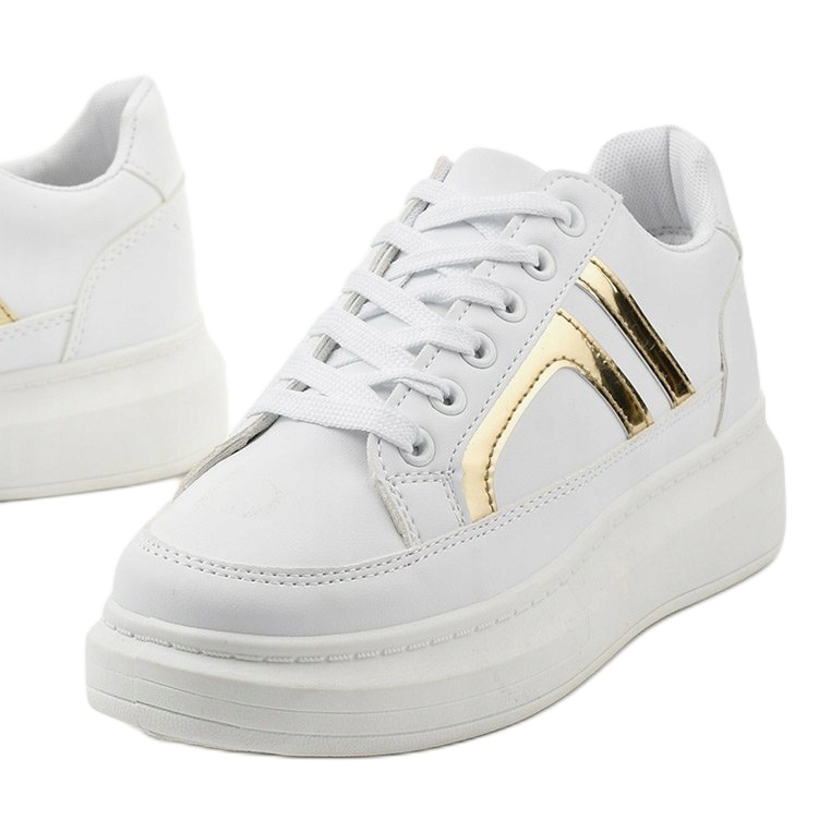 Le prime sneakers bianche bianca d'oro 1