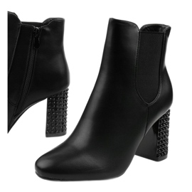 Stivaletti neri sul post Chardonnay nero 1