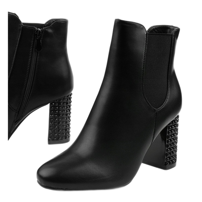 Stivaletti neri sul post Chardonnay nero 1