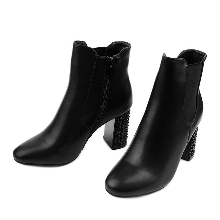 Stivaletti neri sul post Chardonnay nero 2