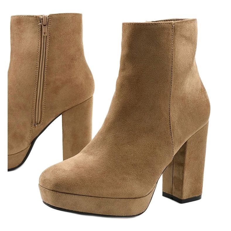 Stivaletti in camoscio beige sul post Skye 1