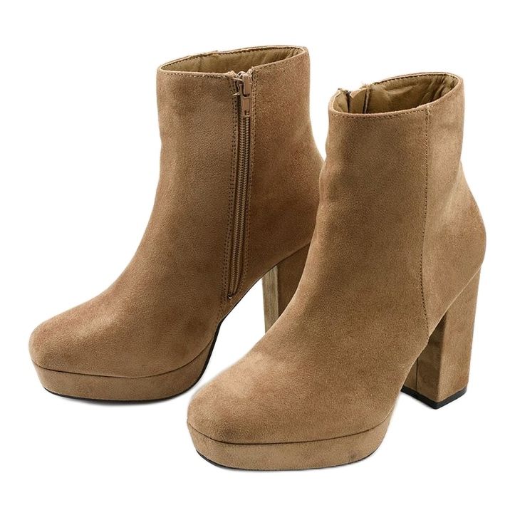 Stivaletti in camoscio beige sul post Skye 2