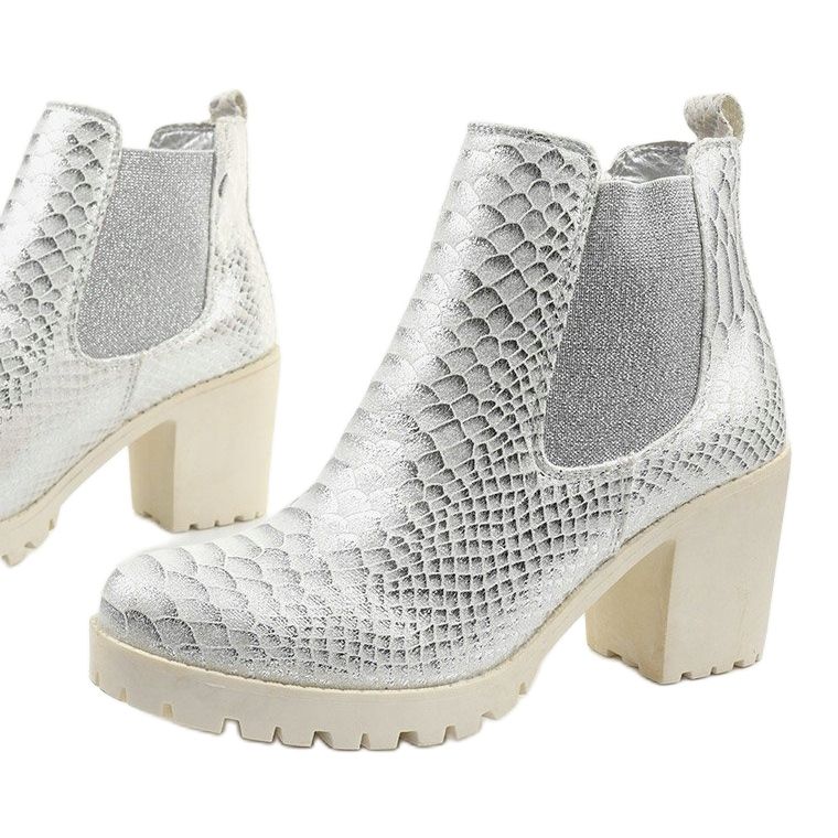 Stivali d'argento sul post di Amar 1