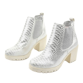 Stivali d'argento sul post di Amar 2