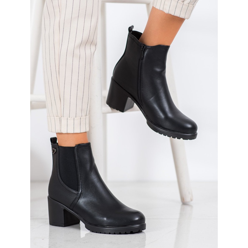 Stivali leggeri sul post nero 1