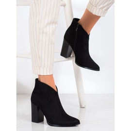 Filippo Stivali alla moda su un post nero 2