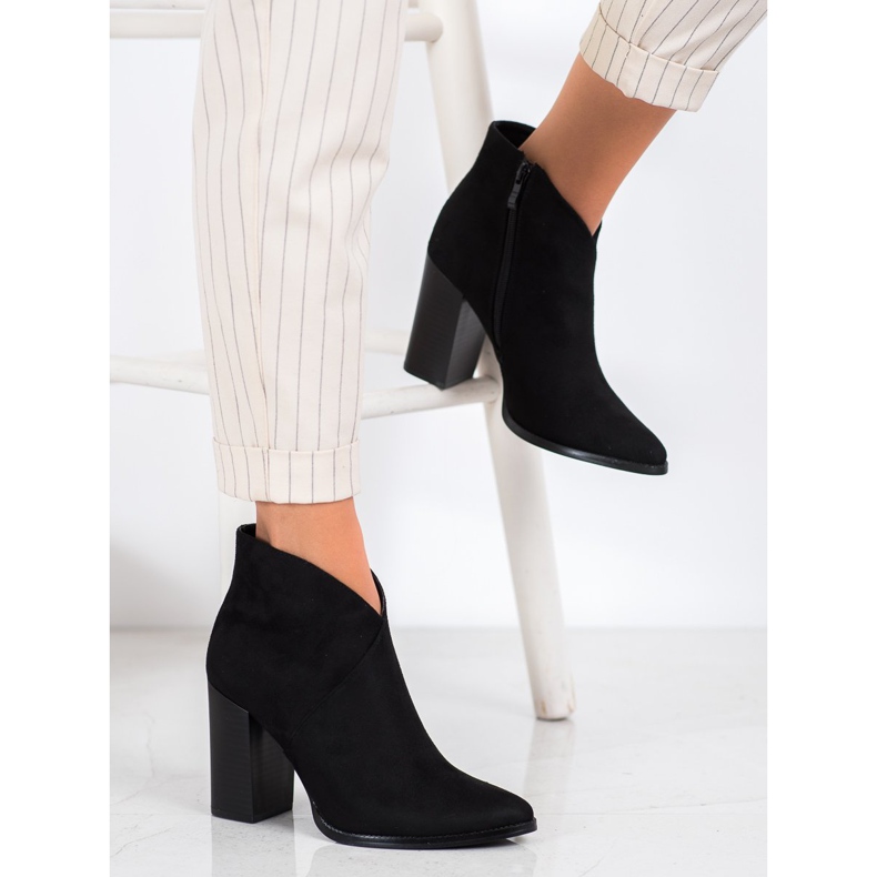 Filippo Stivali alla moda su un post nero 2