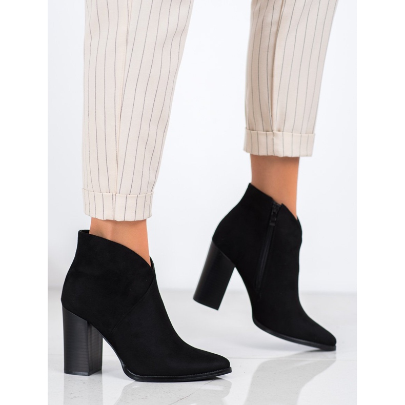 Filippo Stivali alla moda su un post nero 1